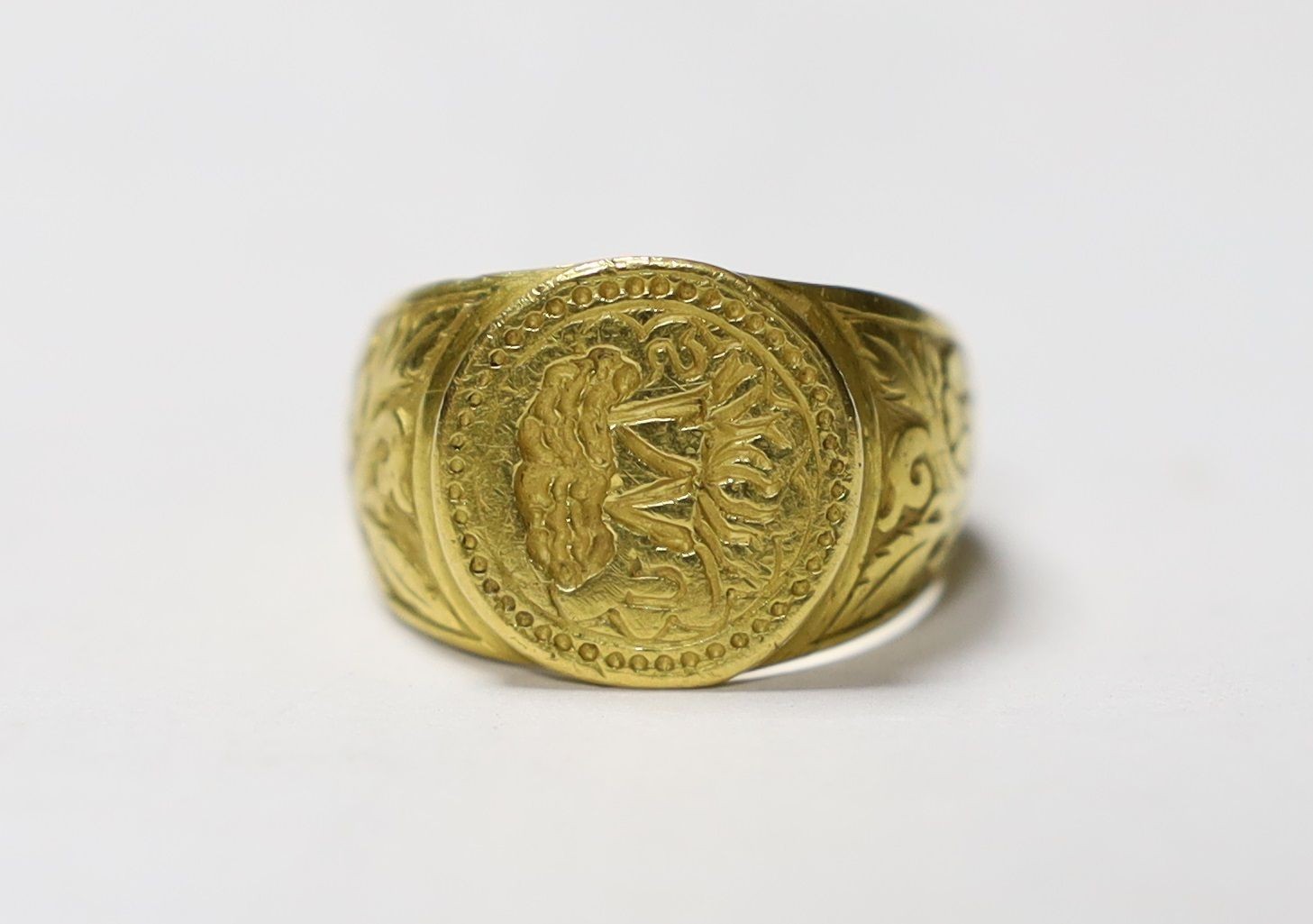 A late 16th/early 17th century yellow metal signet/seal ring, engraved with the initials SMU, the M formed as the trunk of an oak tree